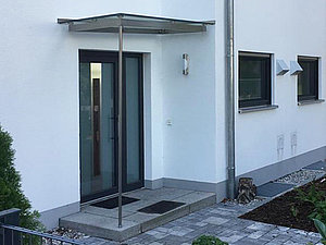 Vordach aus Glas mit Edelstahl-Unterkonstruktion