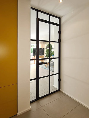 Schwarze Lofttür im Industrielook