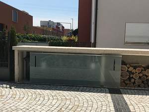 Müllhäuschen mit Glasschiebetüren 