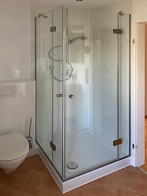 Glasdusche mit kleinem Bedarfsflügel und großer Türe