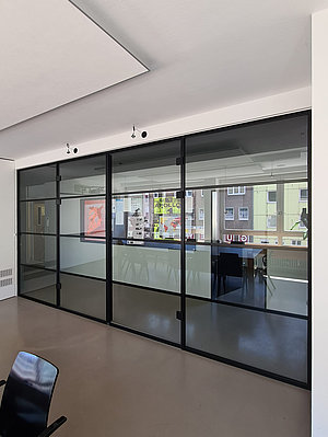 Glastrennwand mit Glastür im Loftstyle