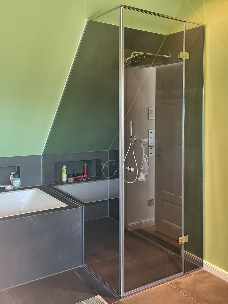Glaserei Salzinger Glasdusche in der Dachschräge