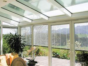 Glaserei Salzinger München Beispiel Sonnenschutzjalousie und -rollo im Wärmeschutzglas