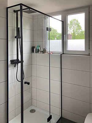 Duschwand aus Glas in Nische