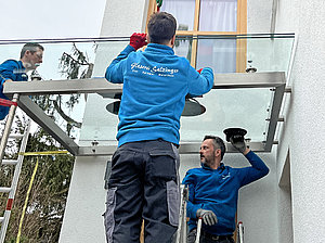 Glaserei Salzinger München Montage einer Vordachscheibe