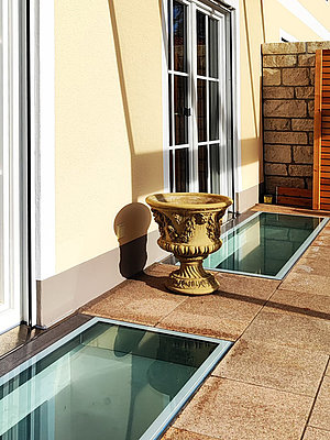 Begehbare Verglasung mit Belüftung und heller Umrandung