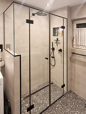 Bodenebene Glasdusche mit schwarzem Profil