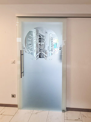 Glaserei Salzinger Glasschiebetüre satiniert mit Motiv