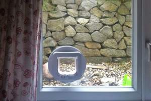 Katzenklappe direkt im Isolierglas montiert