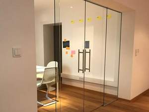 Glaserei Salzinger München Glastrennwand mit Schiebetür