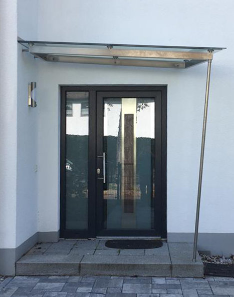Überdachung aus Glas mit Edelstahl-Unterkonstruktion