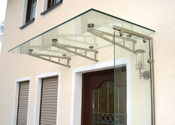 Glasvordach mit seitlicher Verglasung